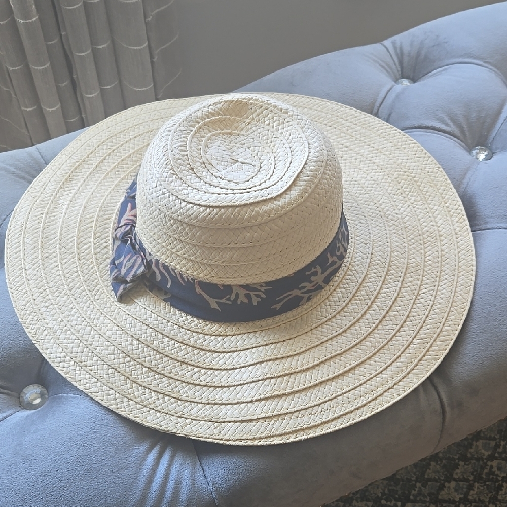 Liz Claiborne Elegant Cream Sun Hat with Blue Band. 💙